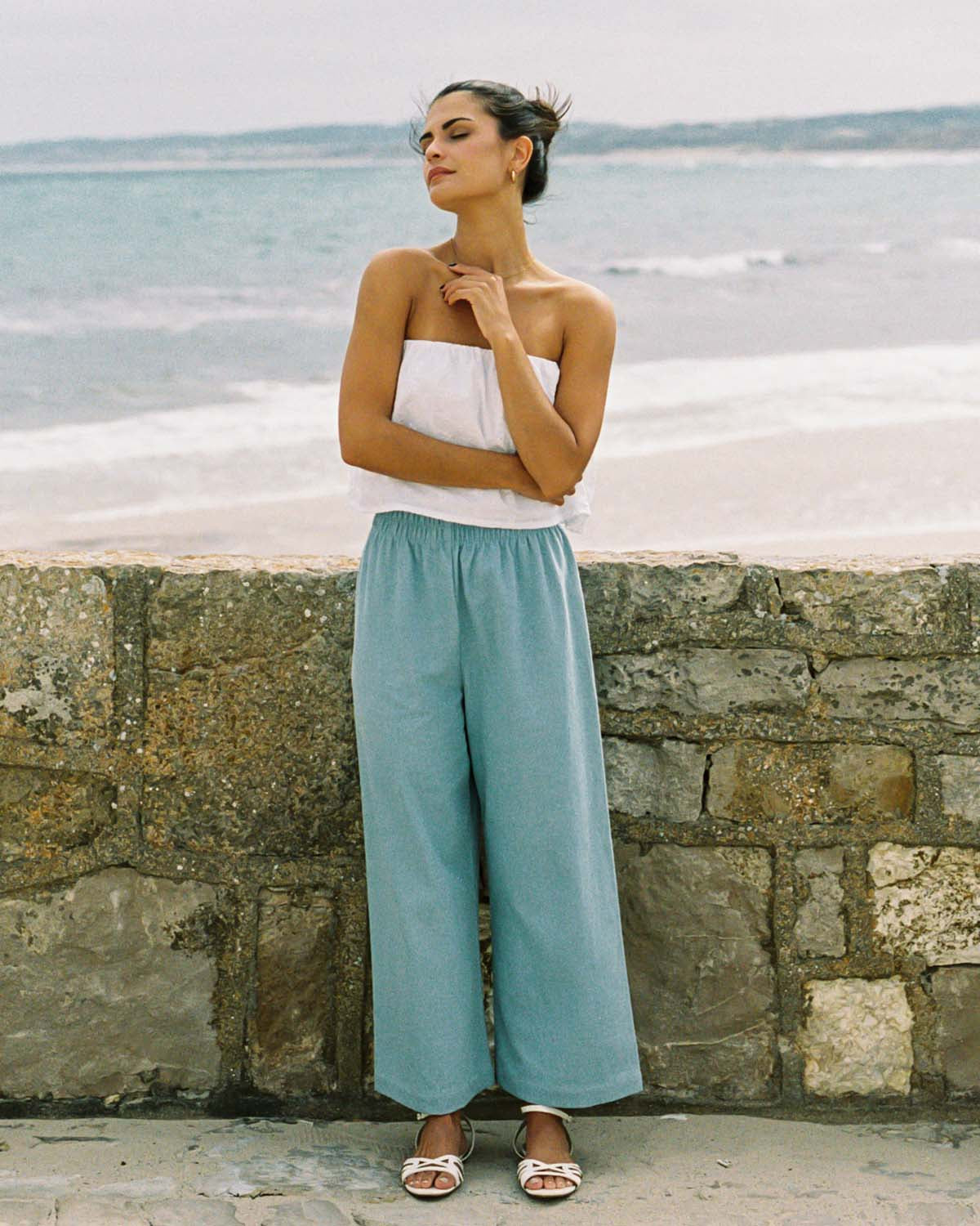 light denim wide-leg, cropped pants with elastic waistband