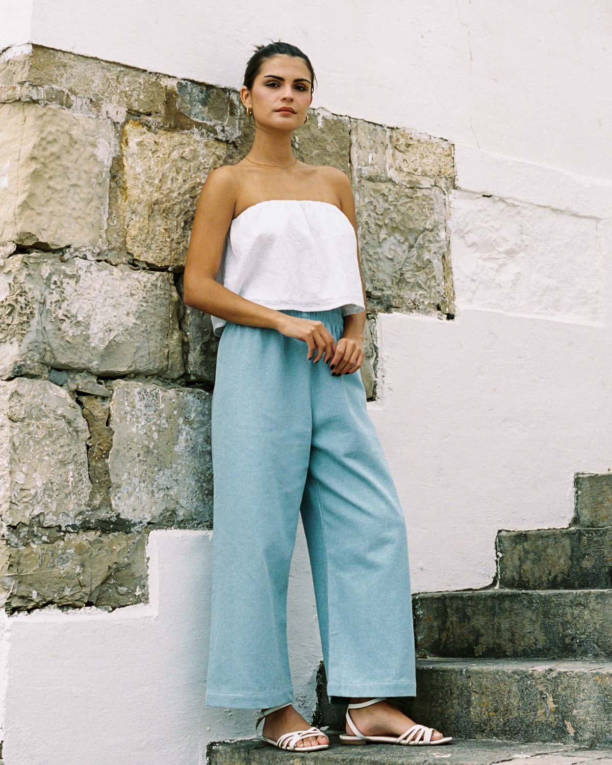 light denim wide-leg, cropped pants with elastic waistband