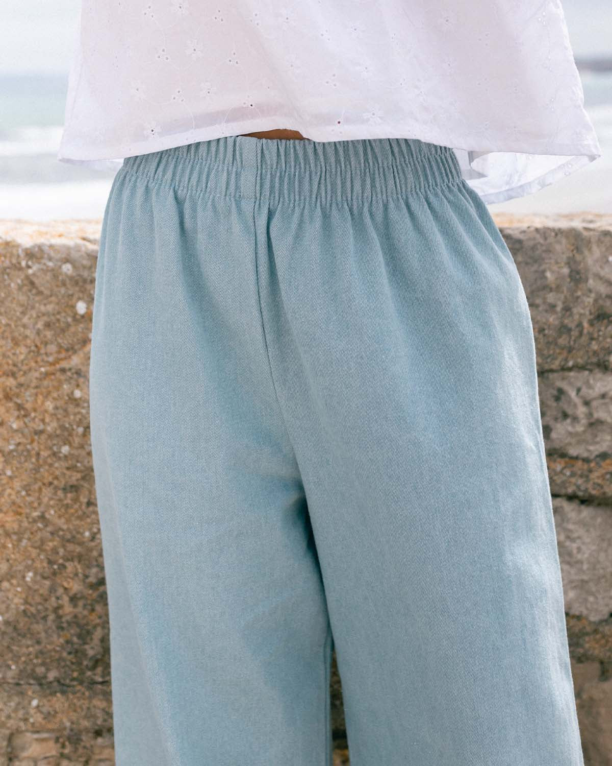 light denim wide-leg, cropped pants with elastic waistband