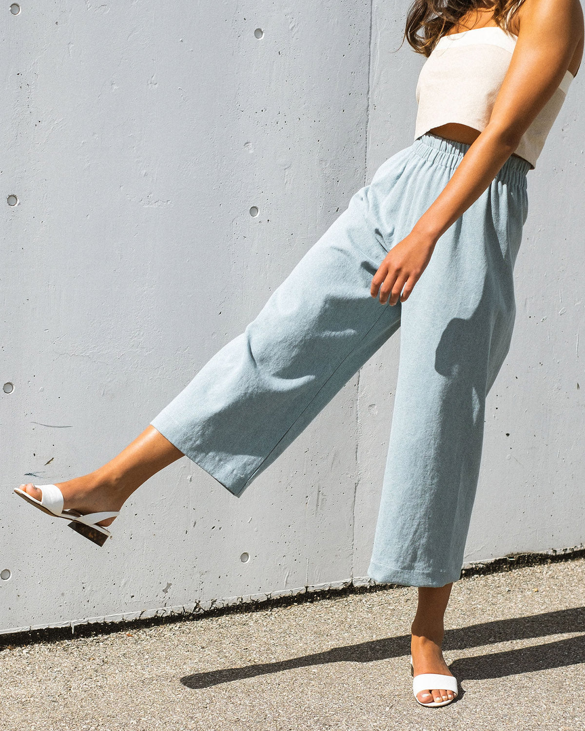 light denim wide-leg, cropped pants with elastic waistband
